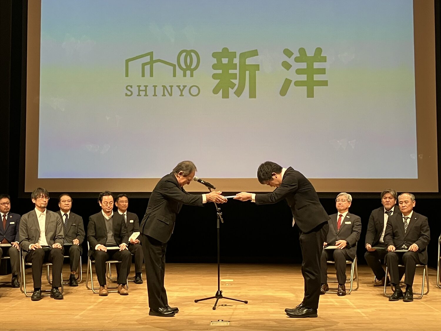 沖縄県所得向上応援企業の認定証授与を受ける