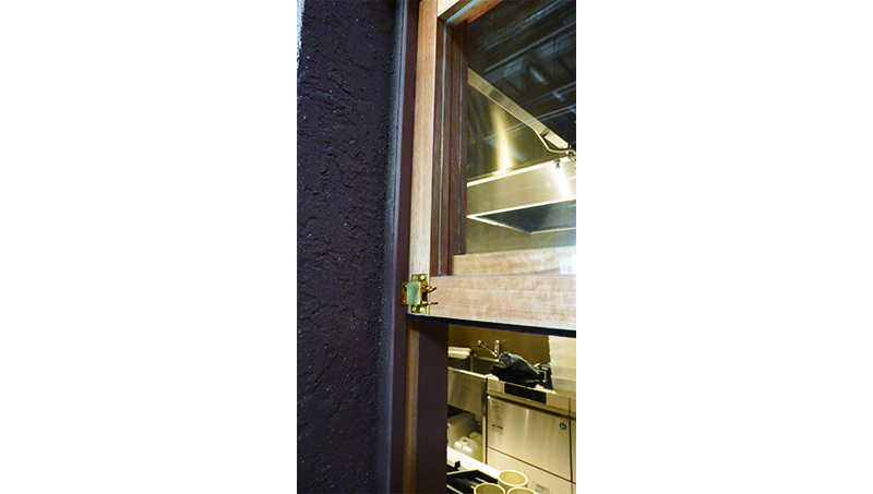 商業施設の店舗に造作した特殊金物がポイントの跳ね上げ窓（店舗内装施工事例、マド）