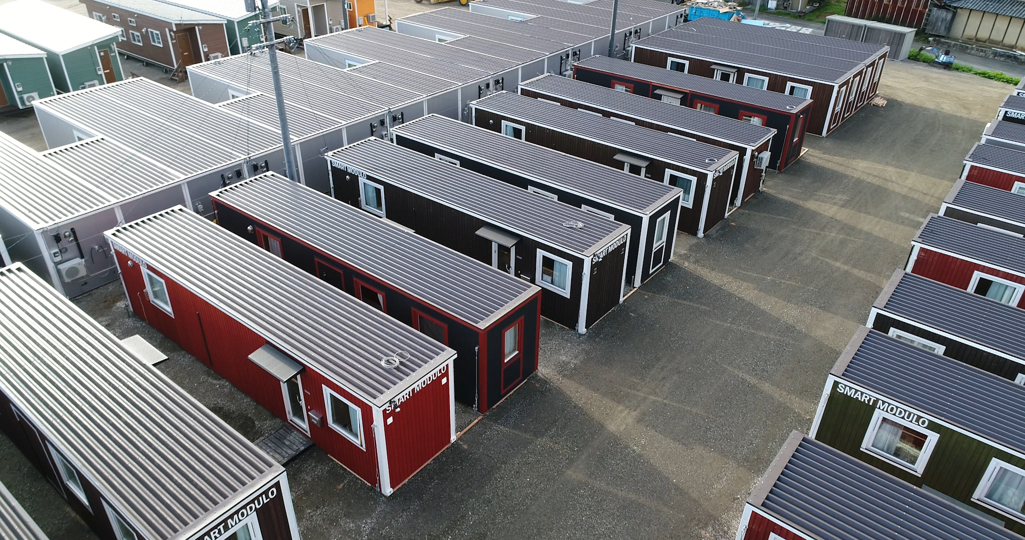 仮設住宅としての活用事例。整然と並ぶスマートモデューロ。