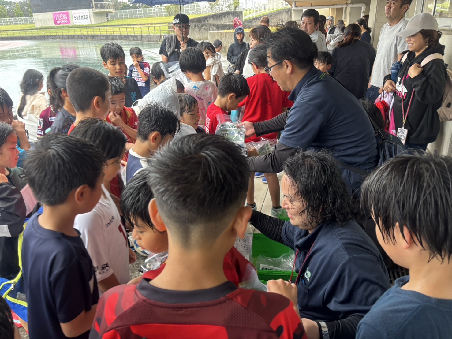 ごほうびのお菓子を配る様子