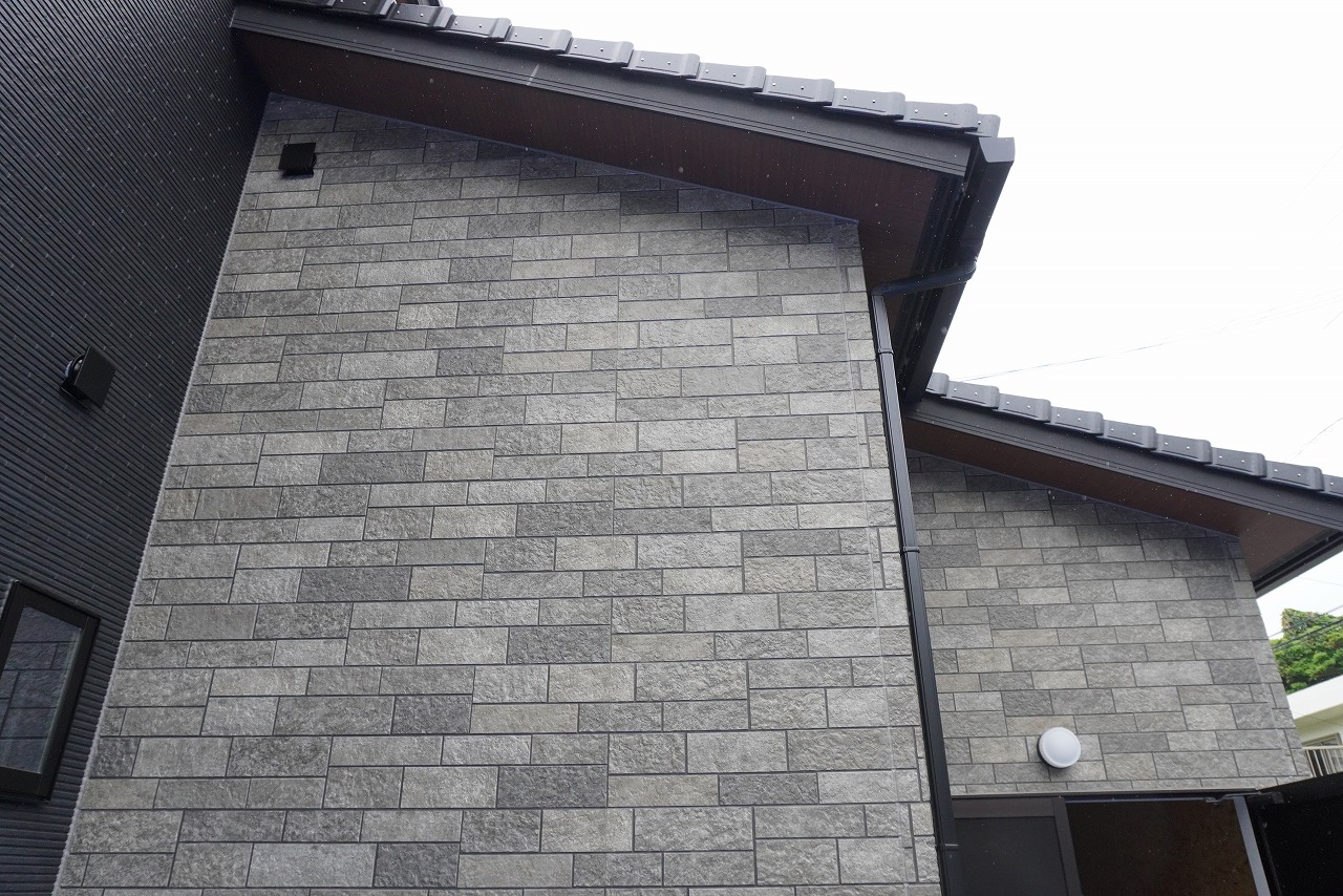 木造平屋の外壁。タイル調で高級感がある。