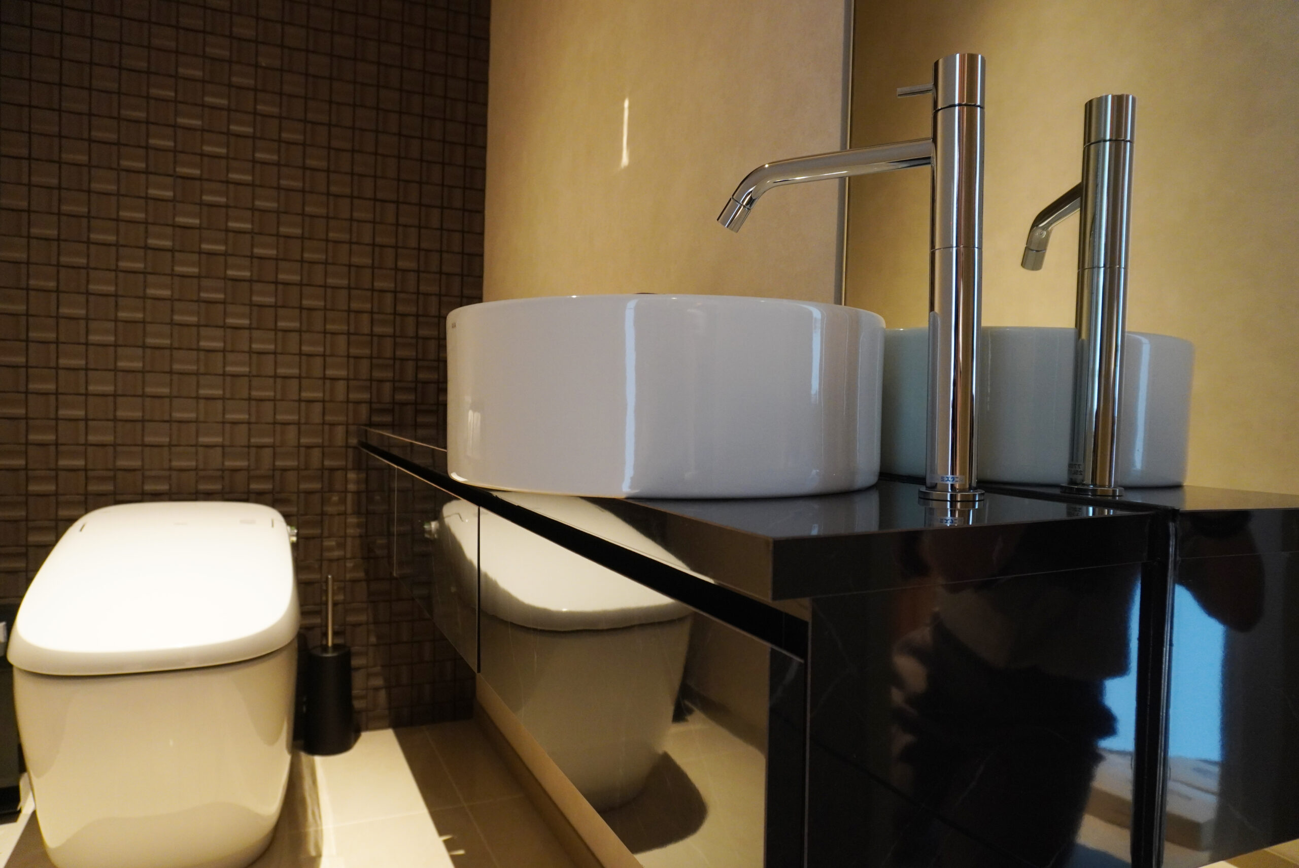 工場で制作した造作手洗いボウルつきのトイレスペース