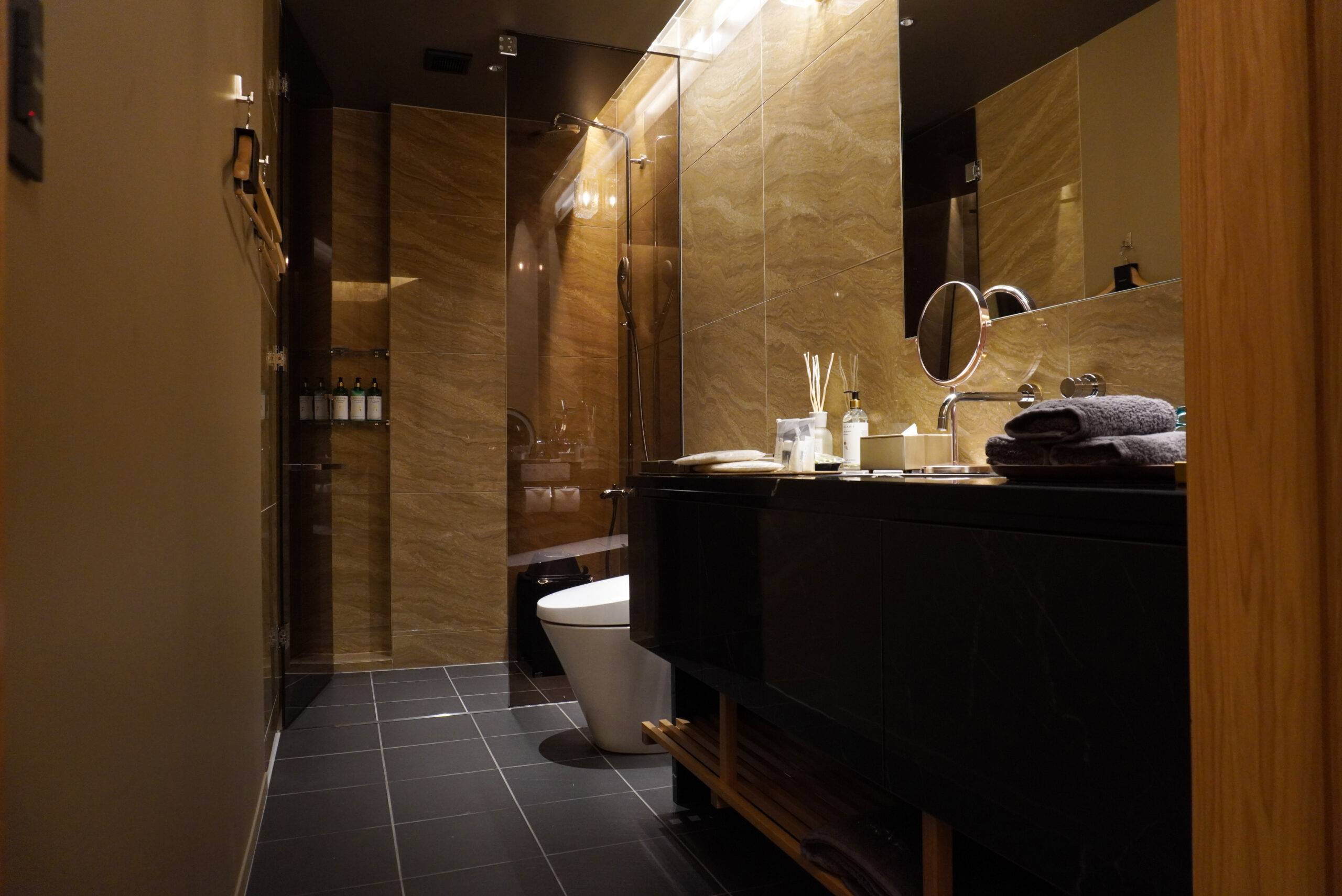 リゾートヴィラのトイレに設置した造作洗面台